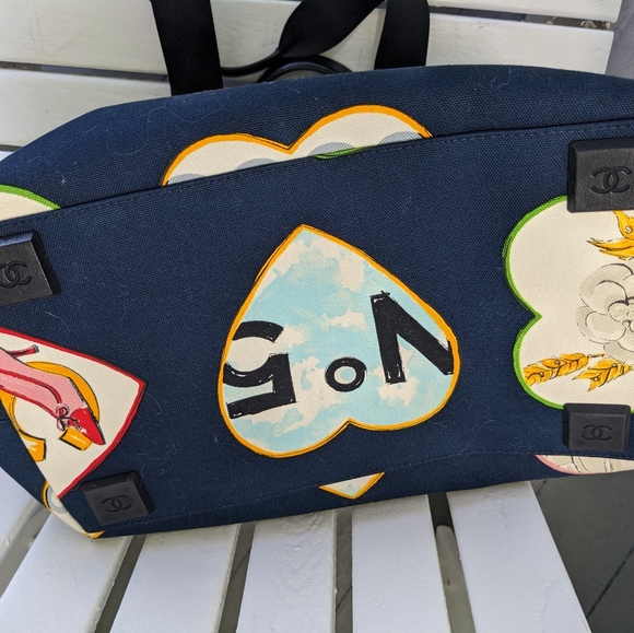 Chanel Valentine vintage tote featuring Chanel charms design motif - Picture 8 of 16